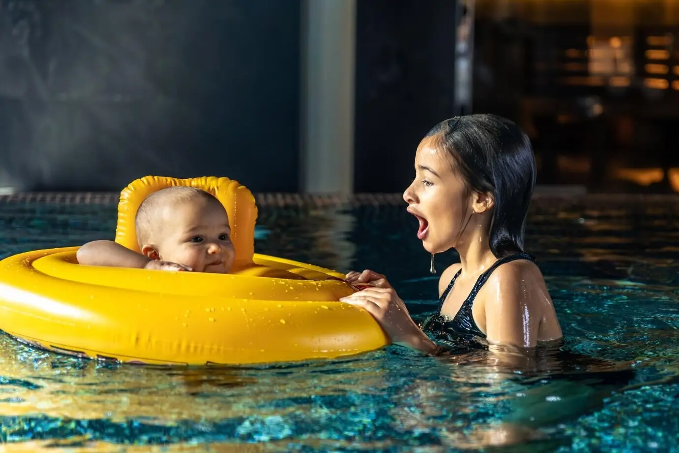 Kinder spielen im Pool mit einem aufblasbaren Ring, Familienfreizeit.